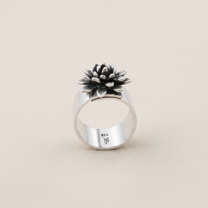 Adjustable silver ring with black-and-white flower centerpiece and 925 engraving inside
