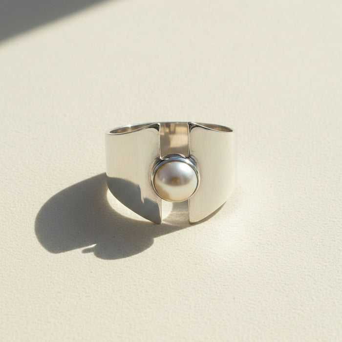 Pearl shield ring in silver tone with round pearl centerpiece; size 7.