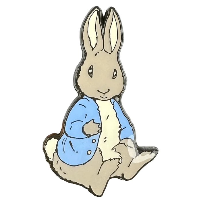 Peter Rabbit Sitting Pin Badge / Κονκάρδα Peter Rabbit - Diavazo Greek Books