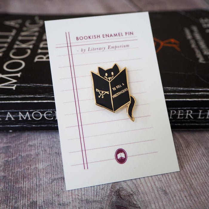 Reading Cat Mockingbird Book Lover Enamel Pin Badge - Black / Κονκάρδα Γάτα 'Όταν Σκοτώνουν τα Κοτσύφια' - Diavazo Greek Books
