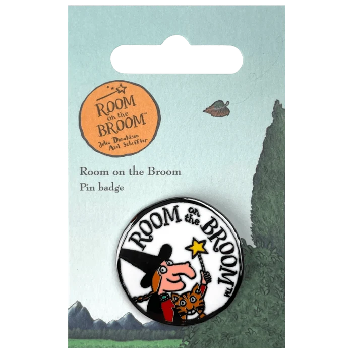 Room on the Broom Logo Pin Badge / Κονκάρδα Μια Σκούπα μα τι Σκούπα - Diavazo Greek Books