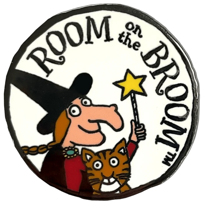 Room on the Broom Logo Pin Badge / Κονκάρδα Μια Σκούπα μα τι Σκούπα - Diavazo Greek Books