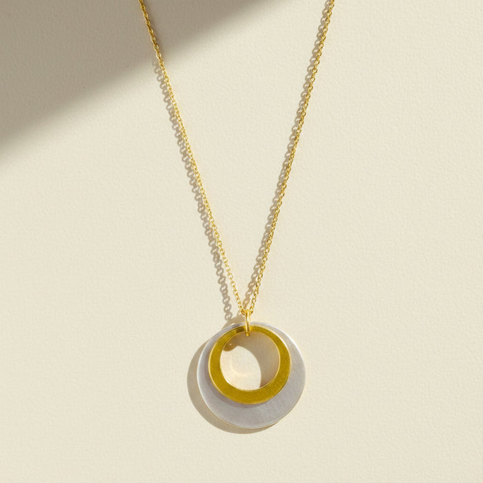 Two-tone double-circle necklace with gold chain and round pendant